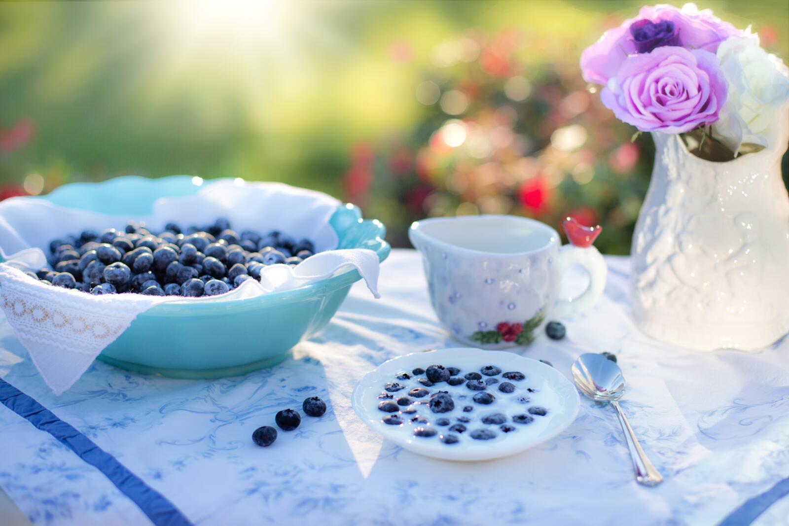 Free photo Blueberries and milk for breakfast