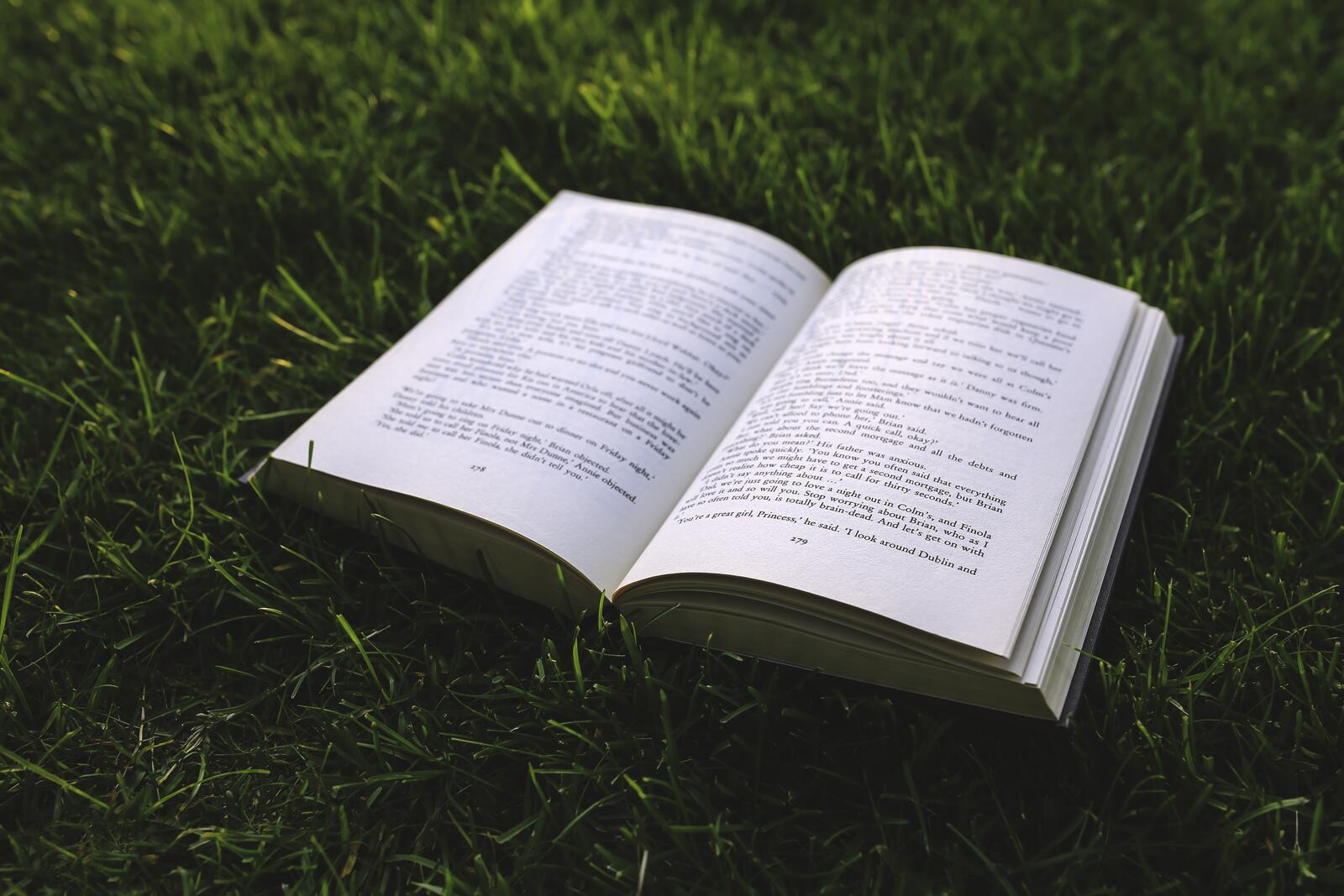 Бесплатное фото Книга на зеленой траве