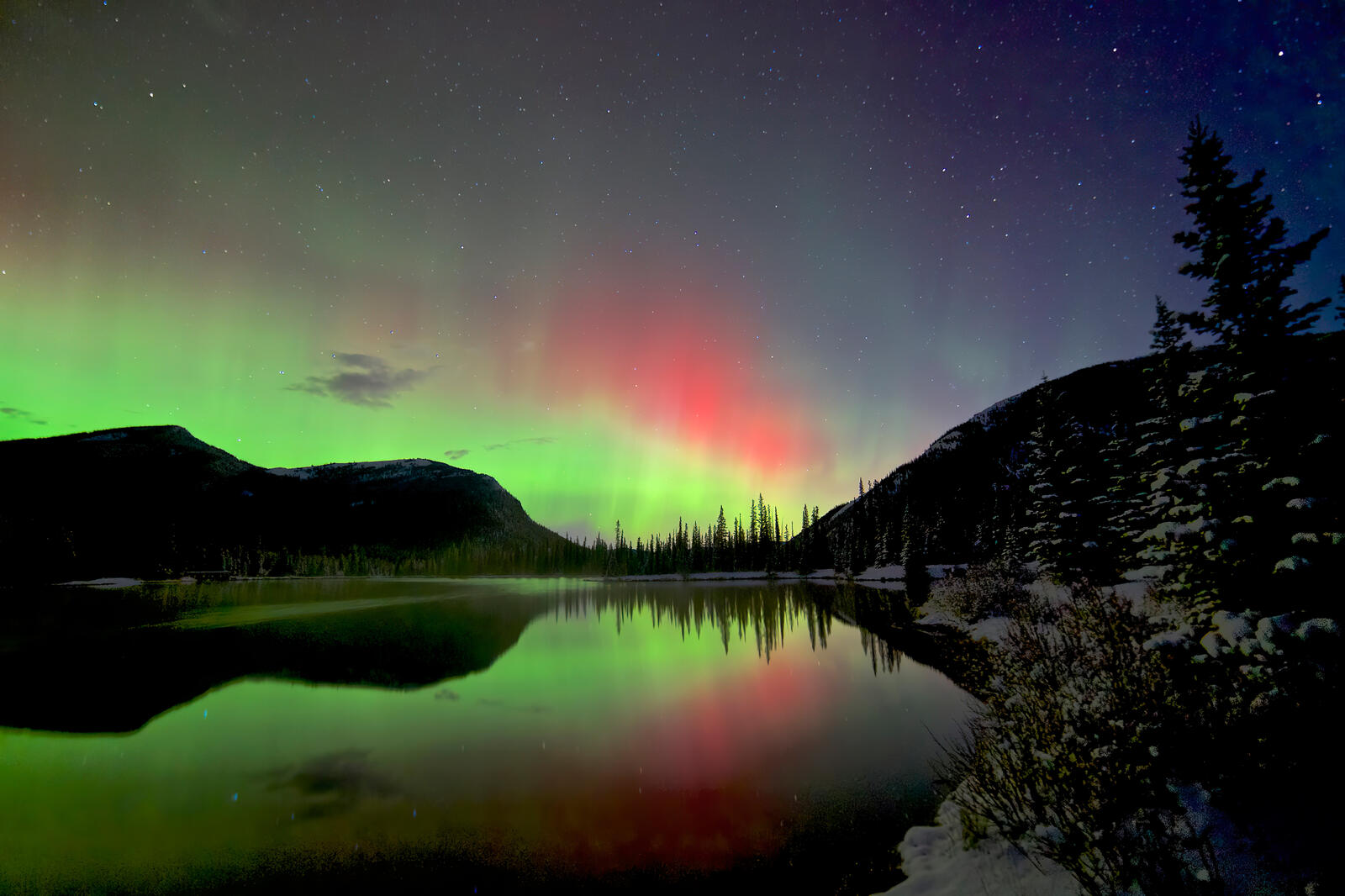 Бесплатное фото Северное сияние над зимним озером
