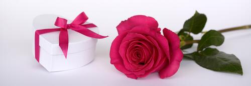 Белая коробка в виде сердечка с розовой розой