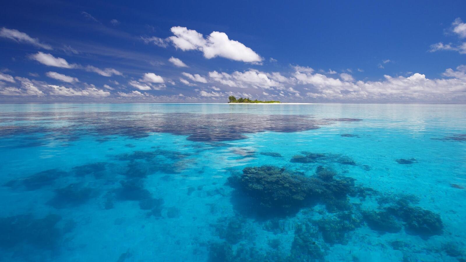 Бесплатное фото Голубая вода в открытом море