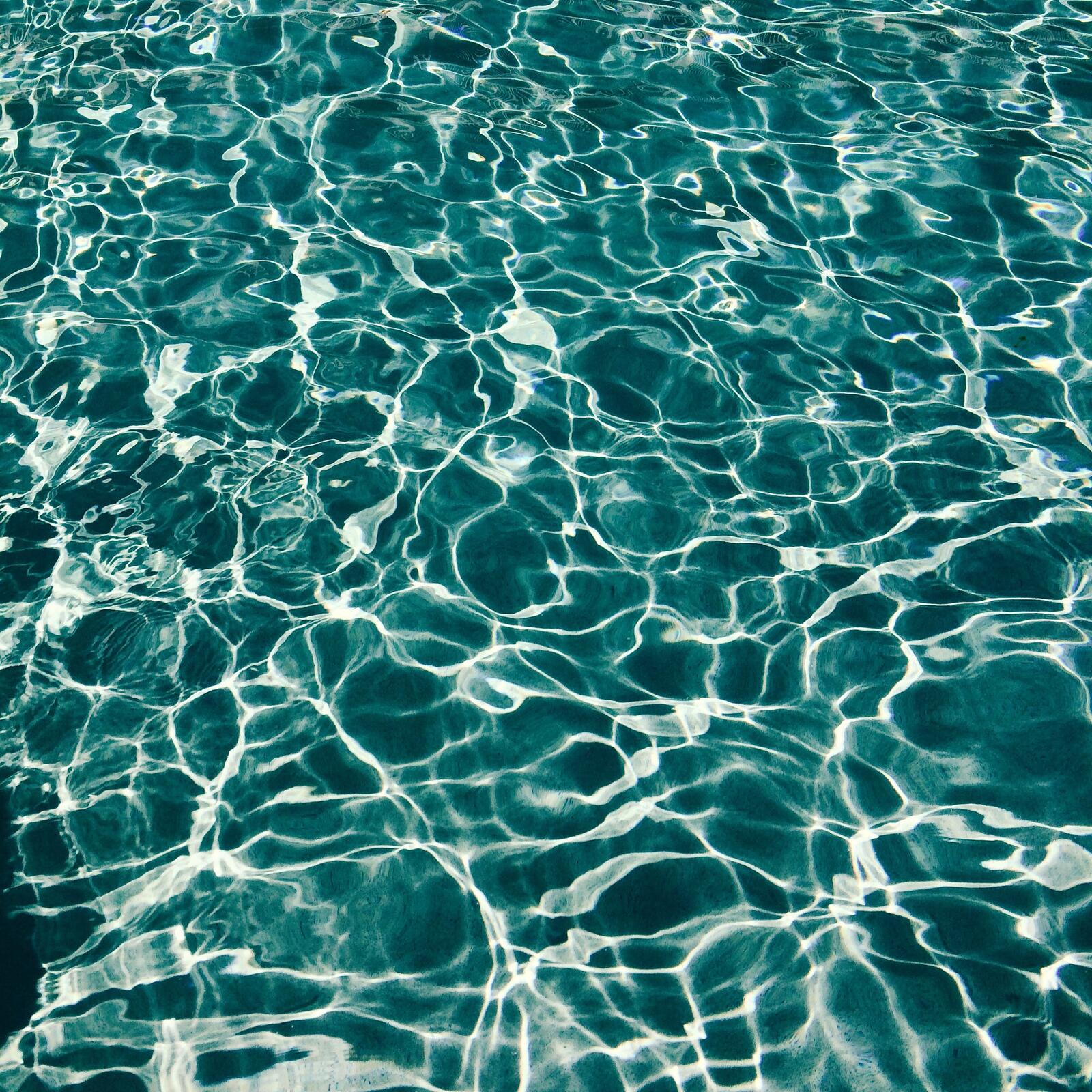 Бесплатное фото Солнечные блики в голубой воде
