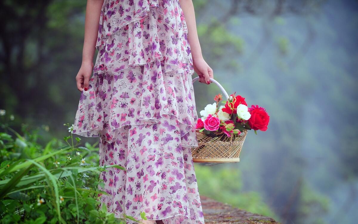 Девушка в розовом платье с корзинкой цветов
