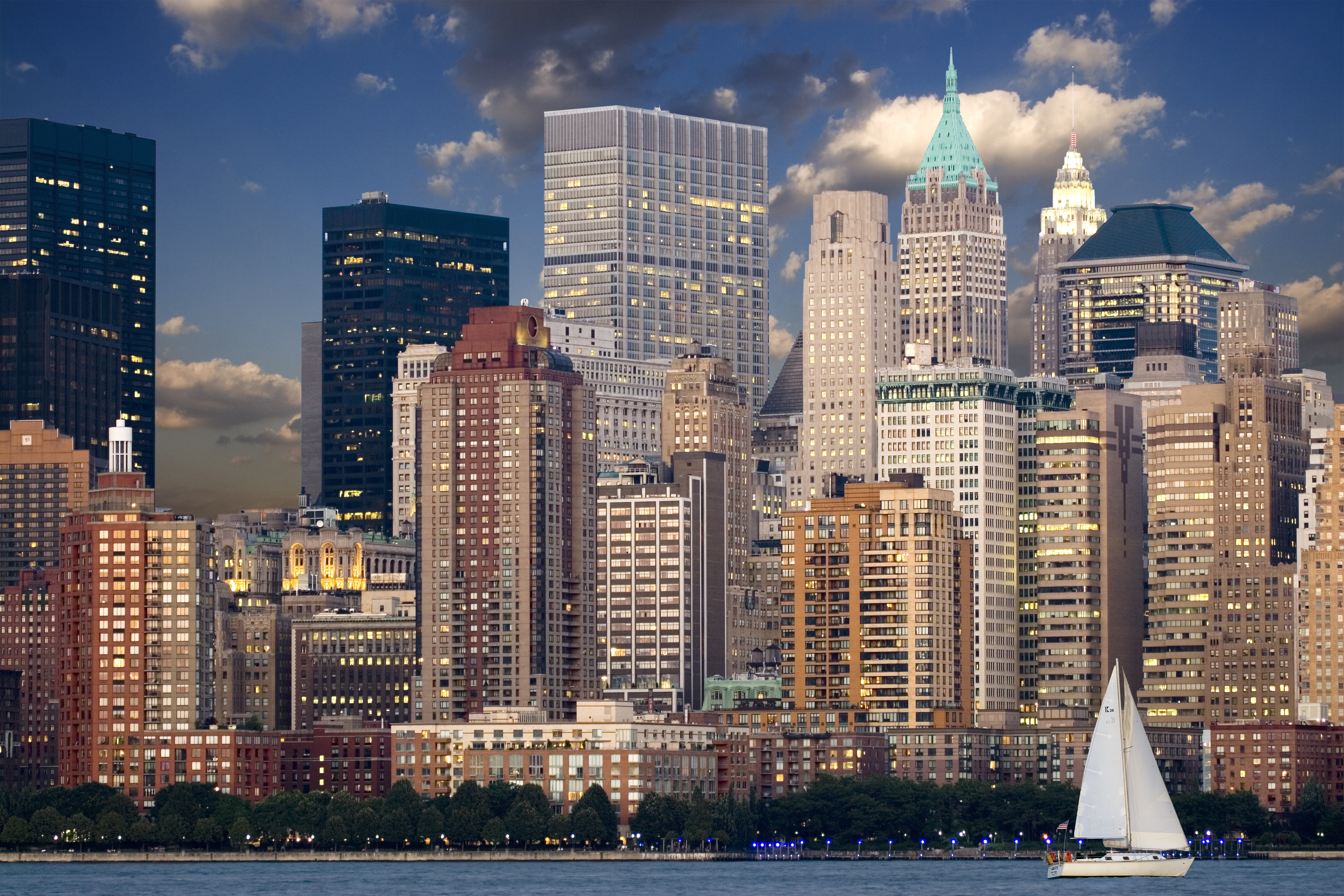 Free photo A sailboat against the backdrop of the big city