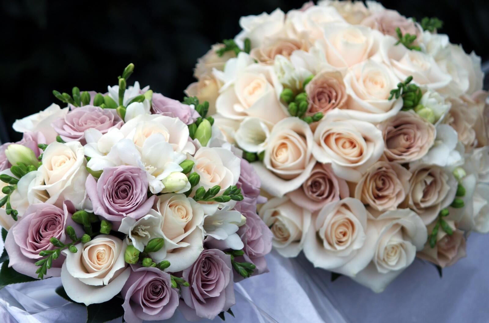 Бесплатное фото Два свадебных букета роз