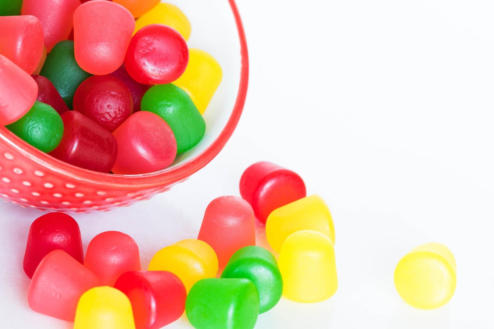 Бесплатное фото Красочные конфеты на белом фоне