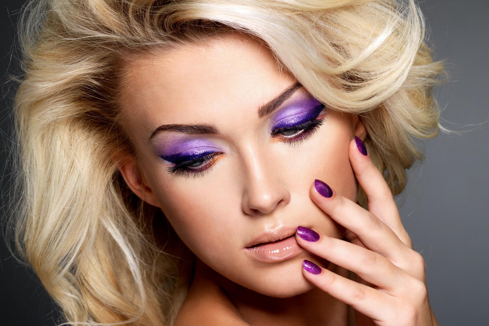 Free photo Blonde with beautiful purple makeup