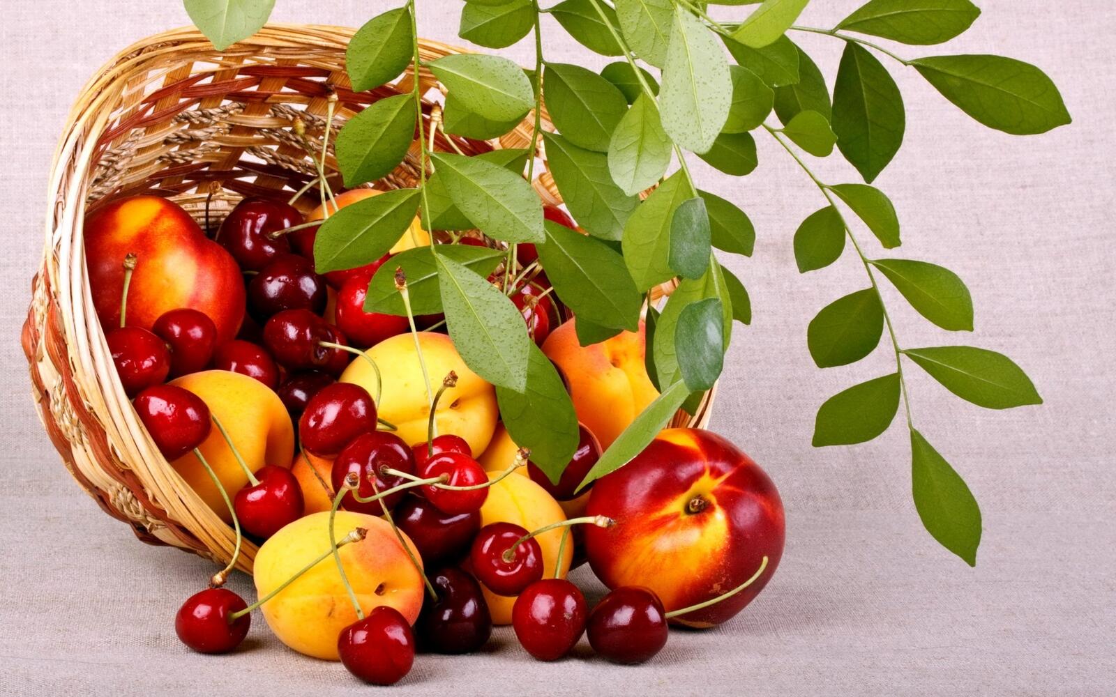 Бесплатное фото Корзина с здоровой пищей состоящая из яблок с персиками и вишней