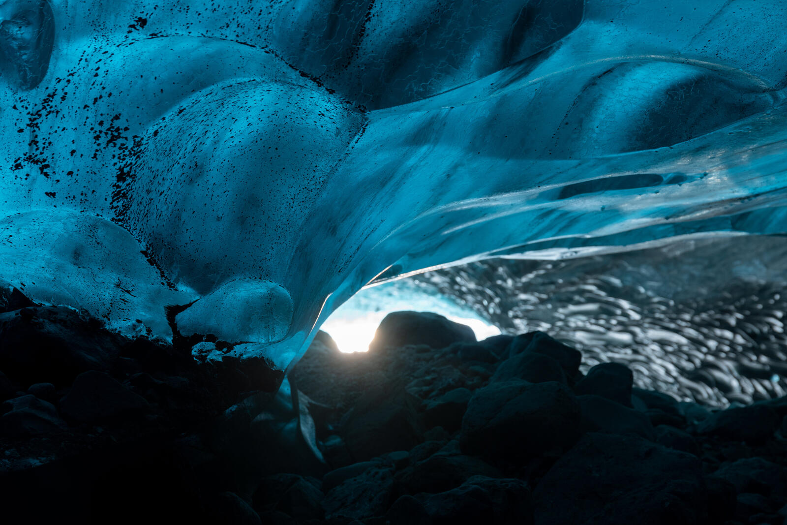 Free photo A beautiful ice cave