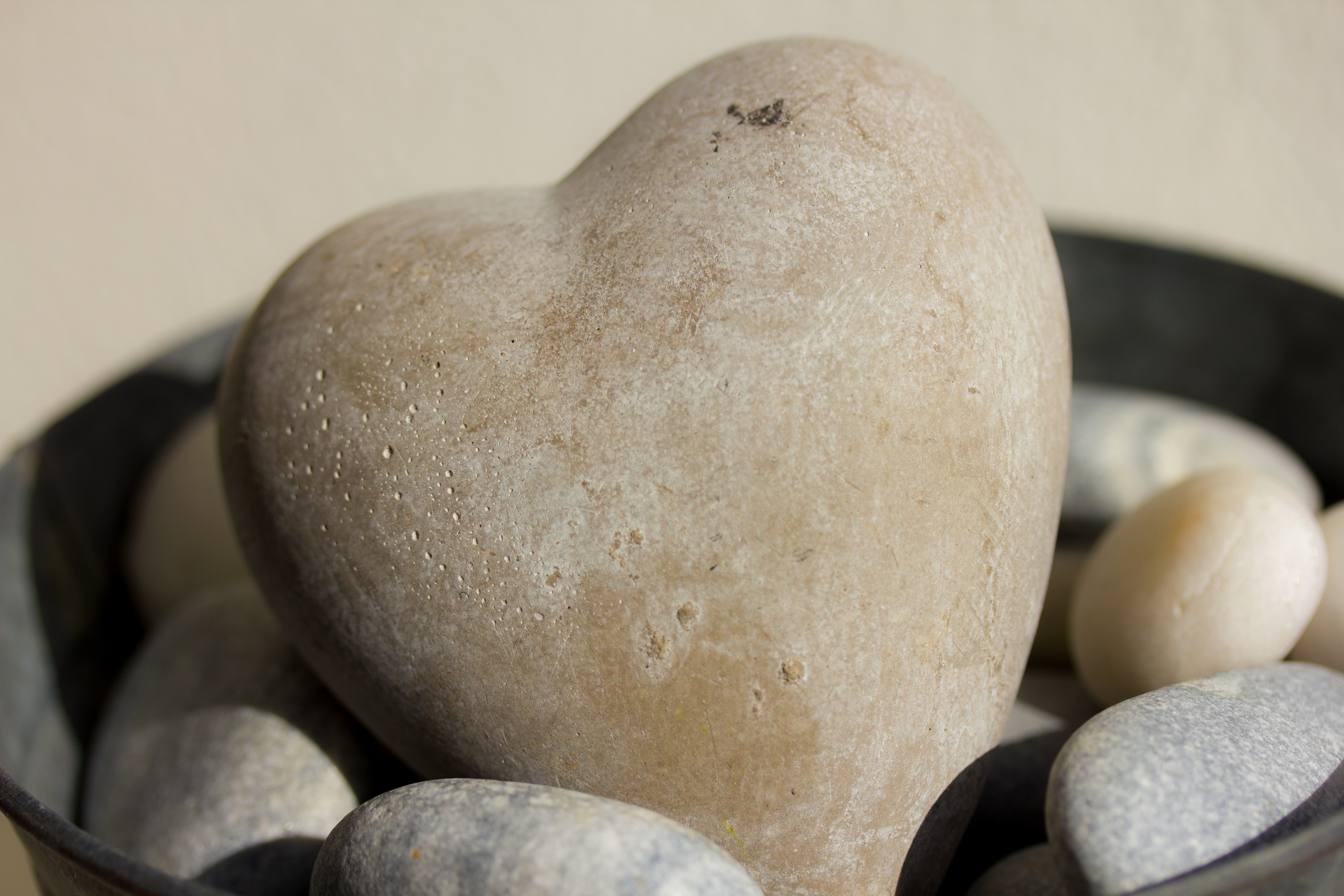 Бесплатное фото Камень формой сердечка, валентинка из камня