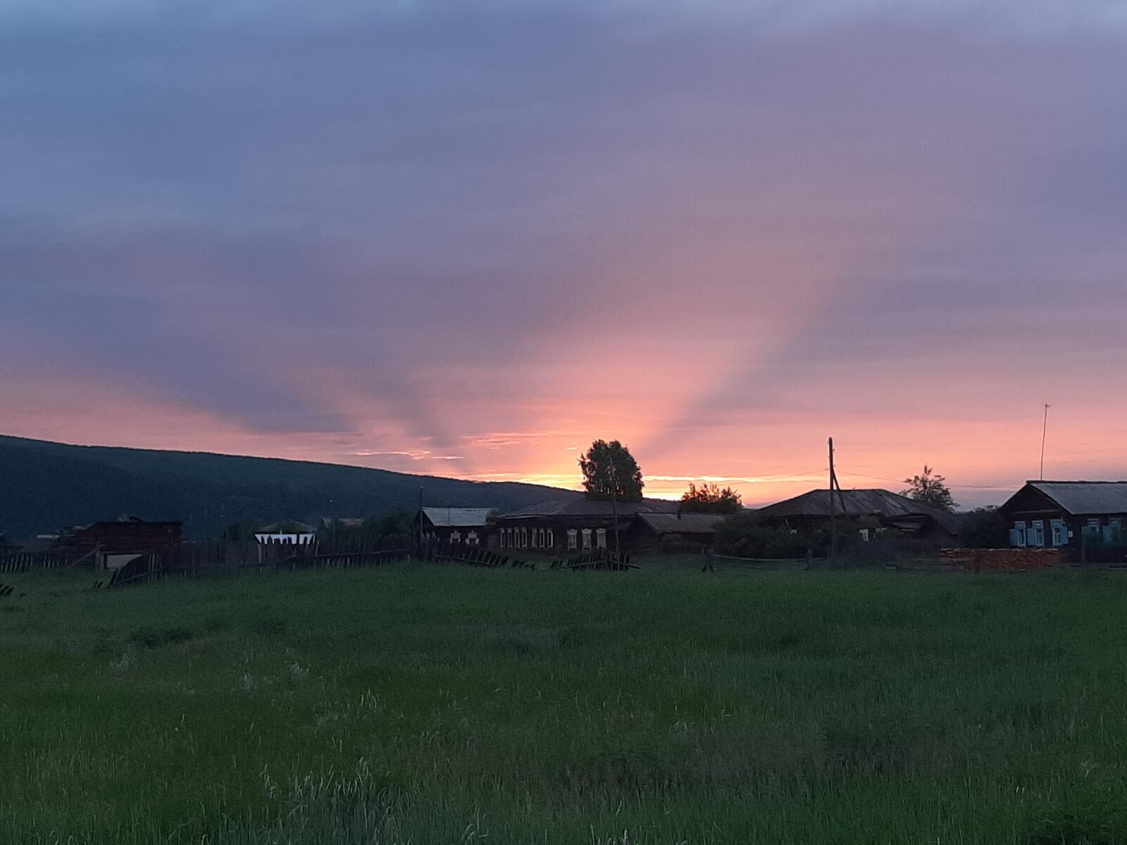 Free photo A glow in the sky over a village in Siberia