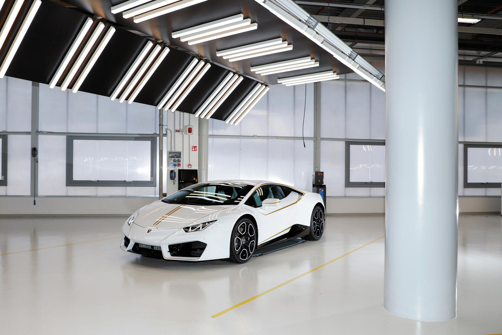 Free photo Lamborghini Huracan in a bright room.