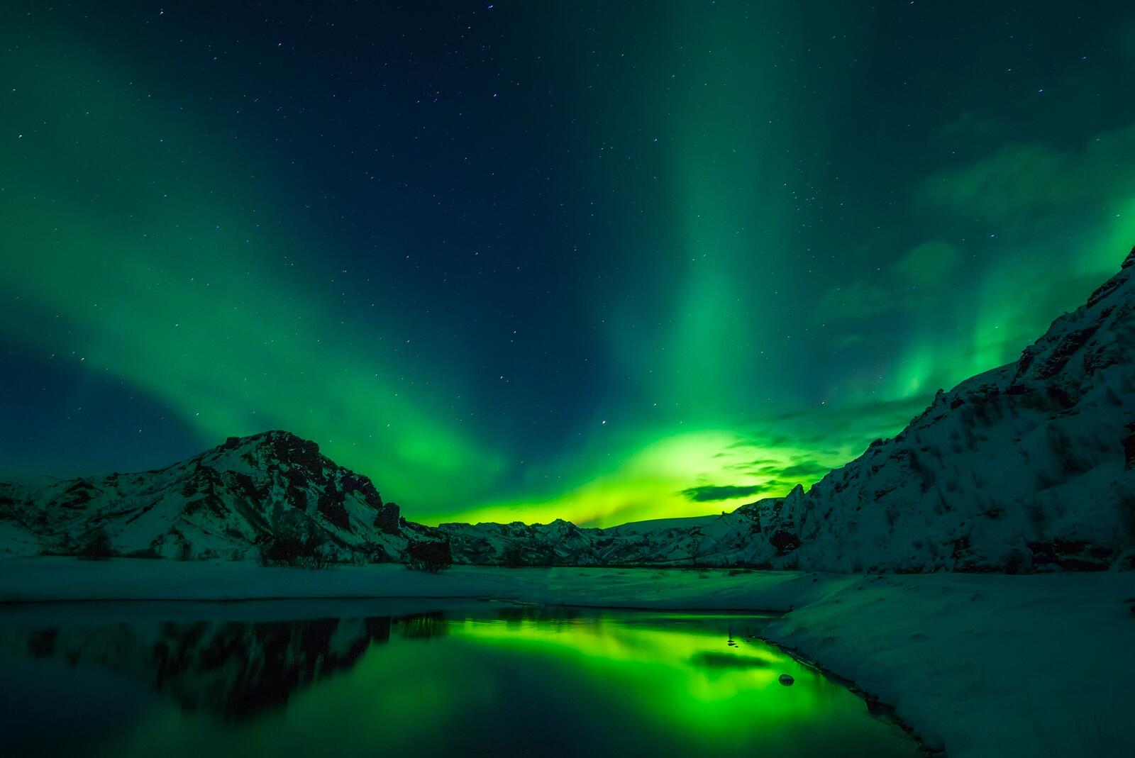 Бесплатное фото Северное сияние на ночном небе