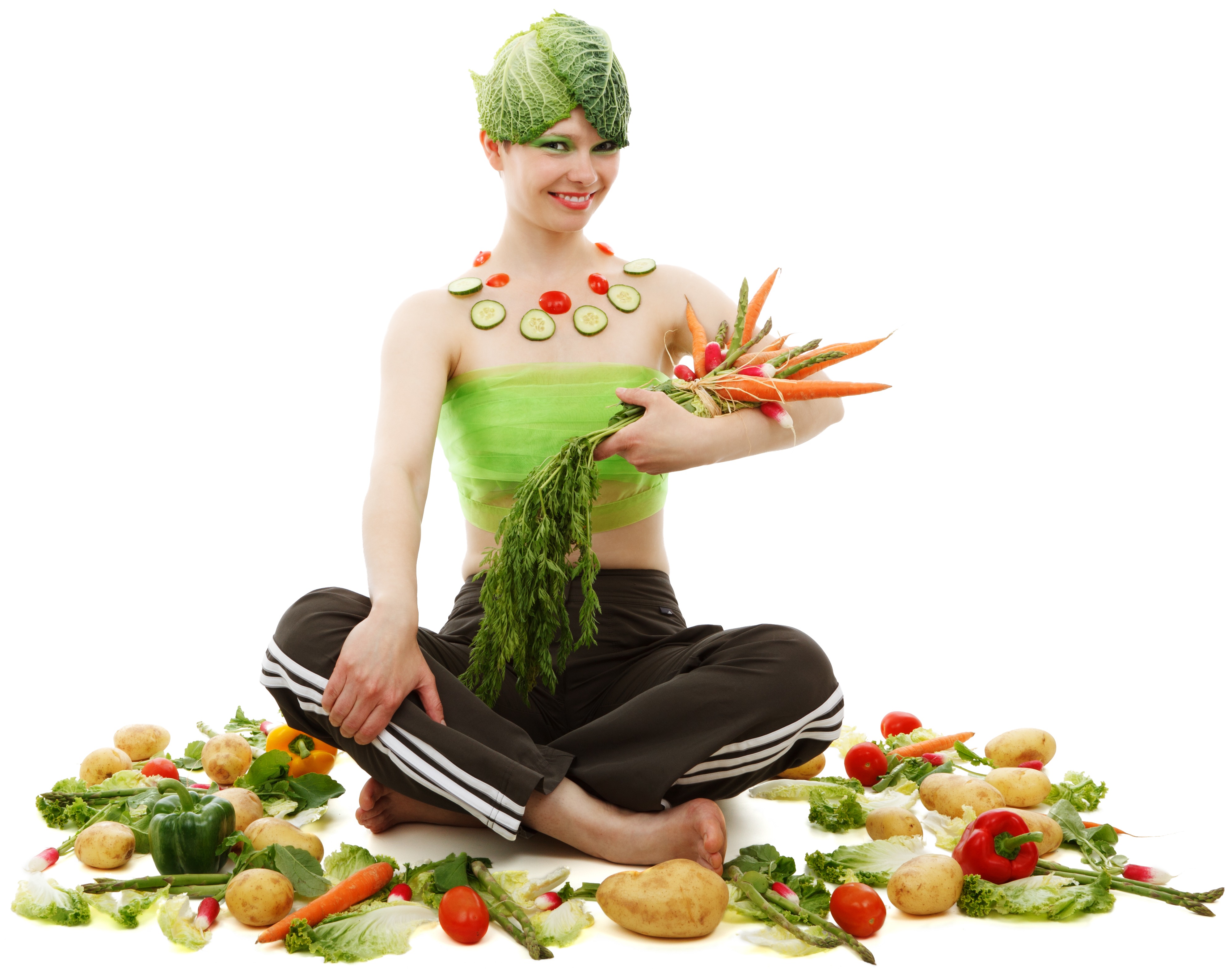 Бесплатное фото Девушка сидит обложившись овощами