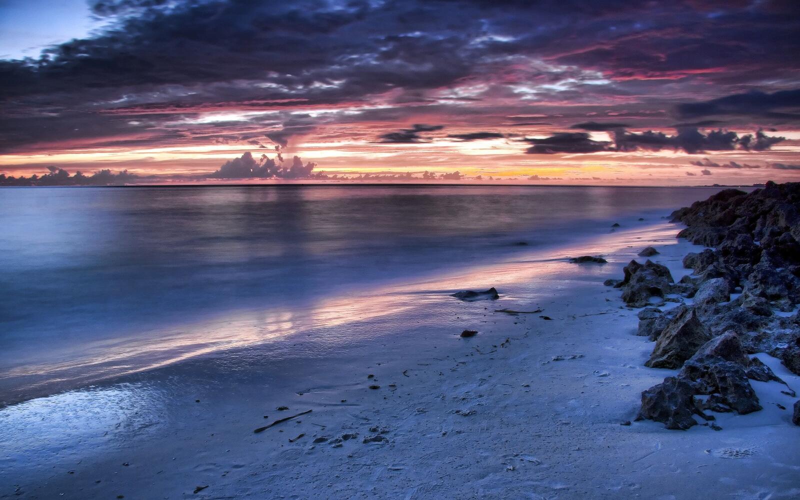 Бесплатное фото Чудесный закат на морском пляже