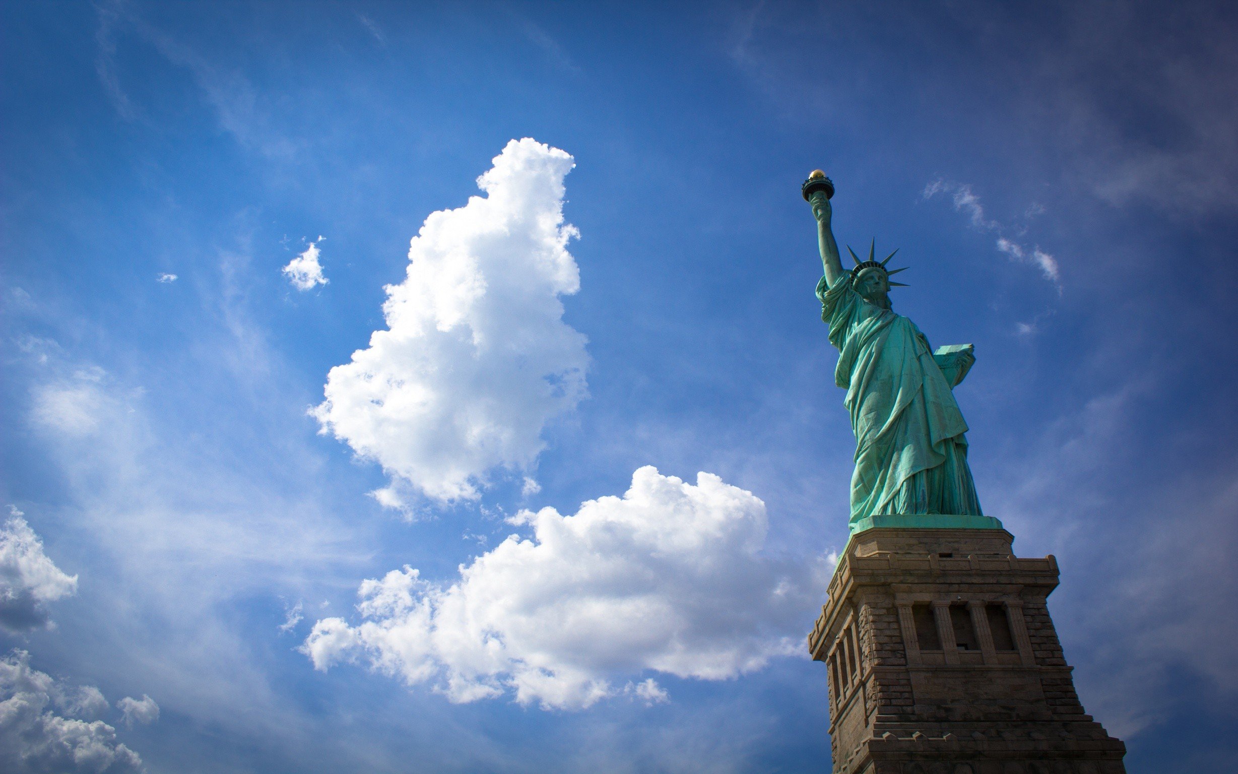 Wallpapers statue statue of liberty city on the desktop