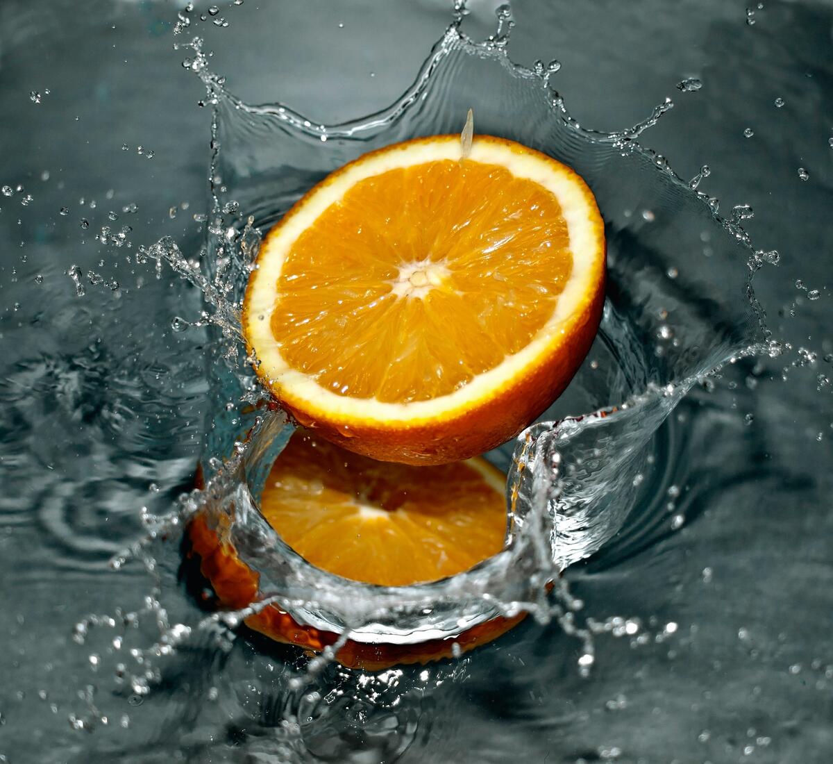 An orange in a slit fallen into the water