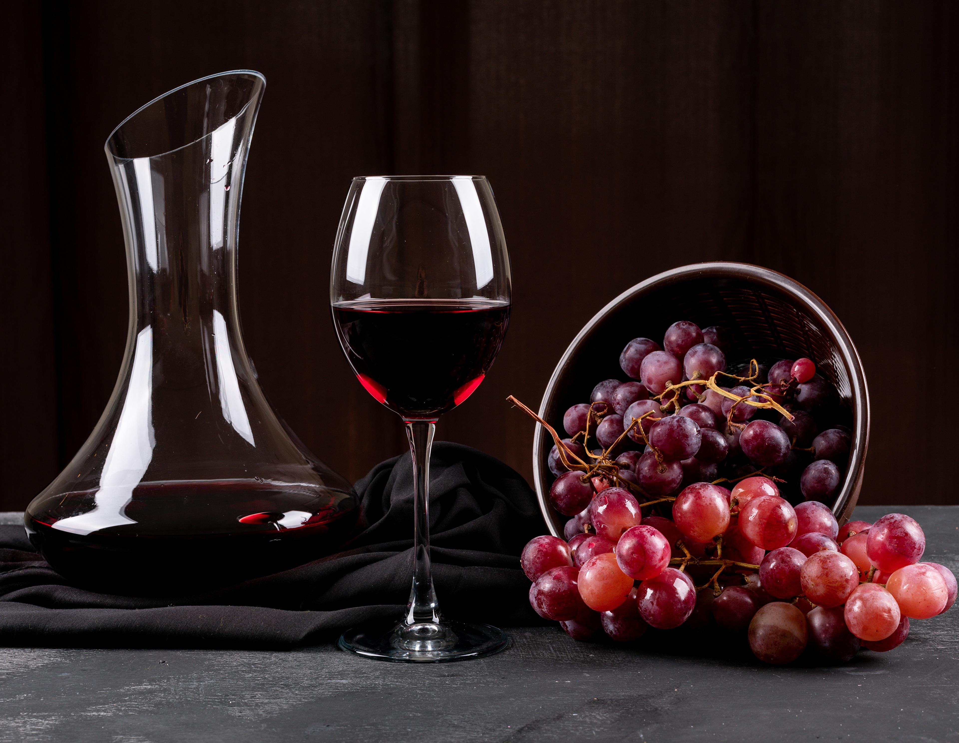 Обои с красным вином в бокале и с красным виноградом