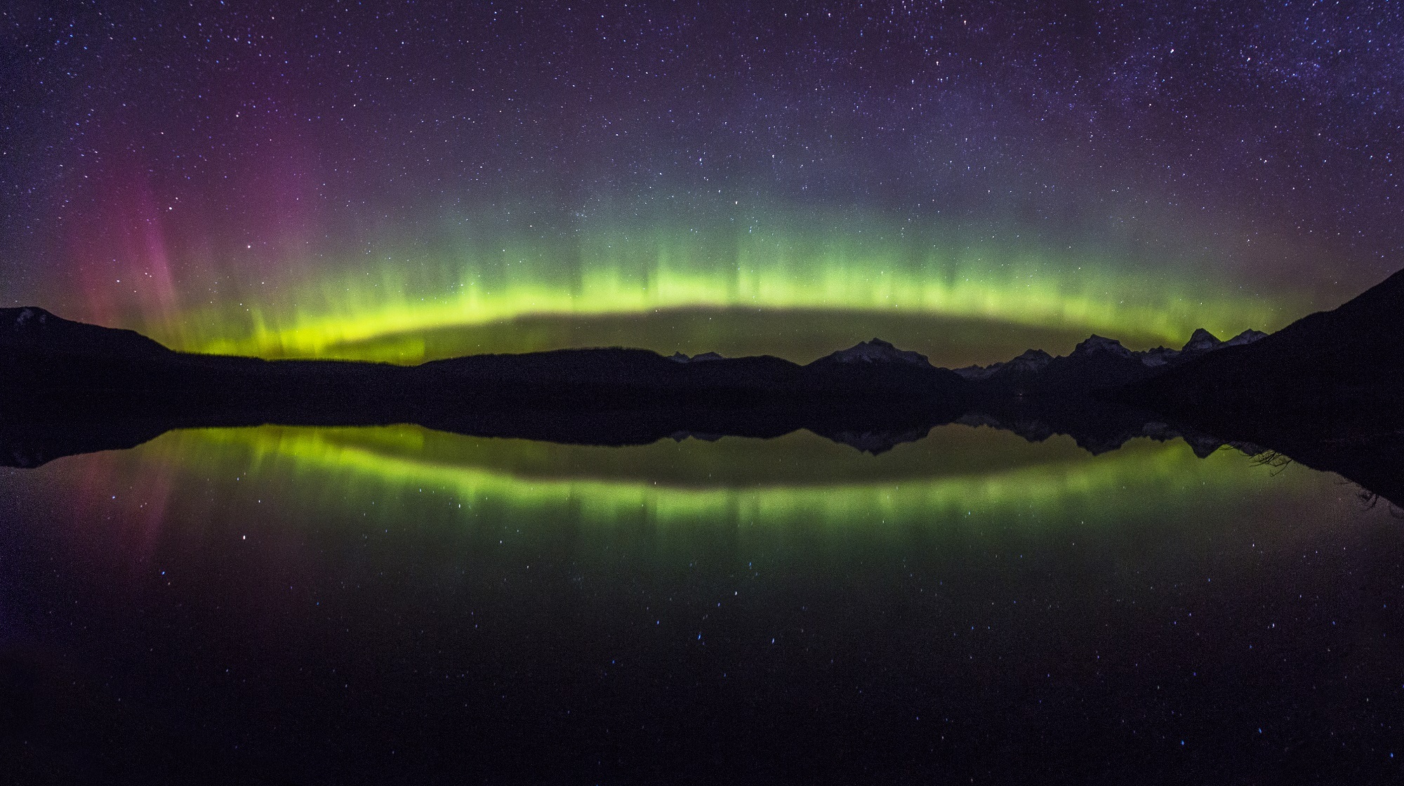 Бесплатное фото Красивое северное сияние над озером