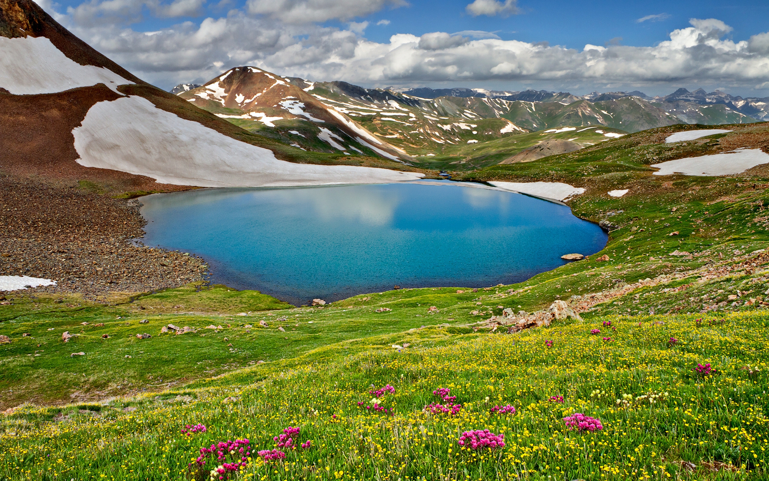 Бесплатное фото Голубое озеро в поле