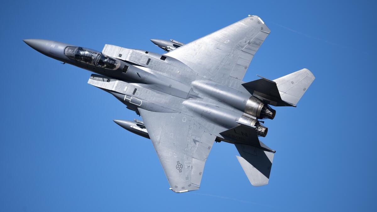 McDonnell Douglas F-15E Strike Eagle исполняет маневр в небе