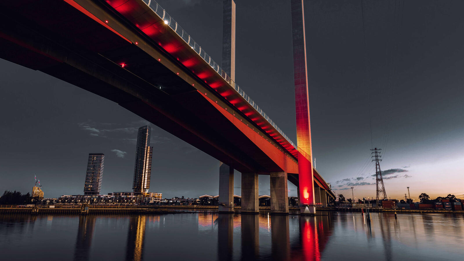 Бесплатное фото Большой мост через море во время сомерек