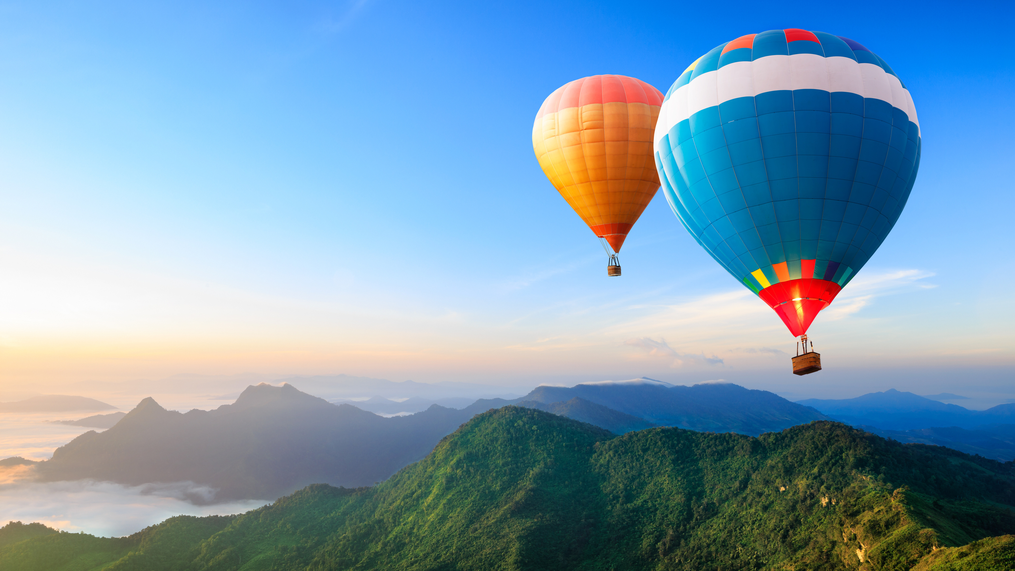 免费照片乘坐热气球飞越山顶