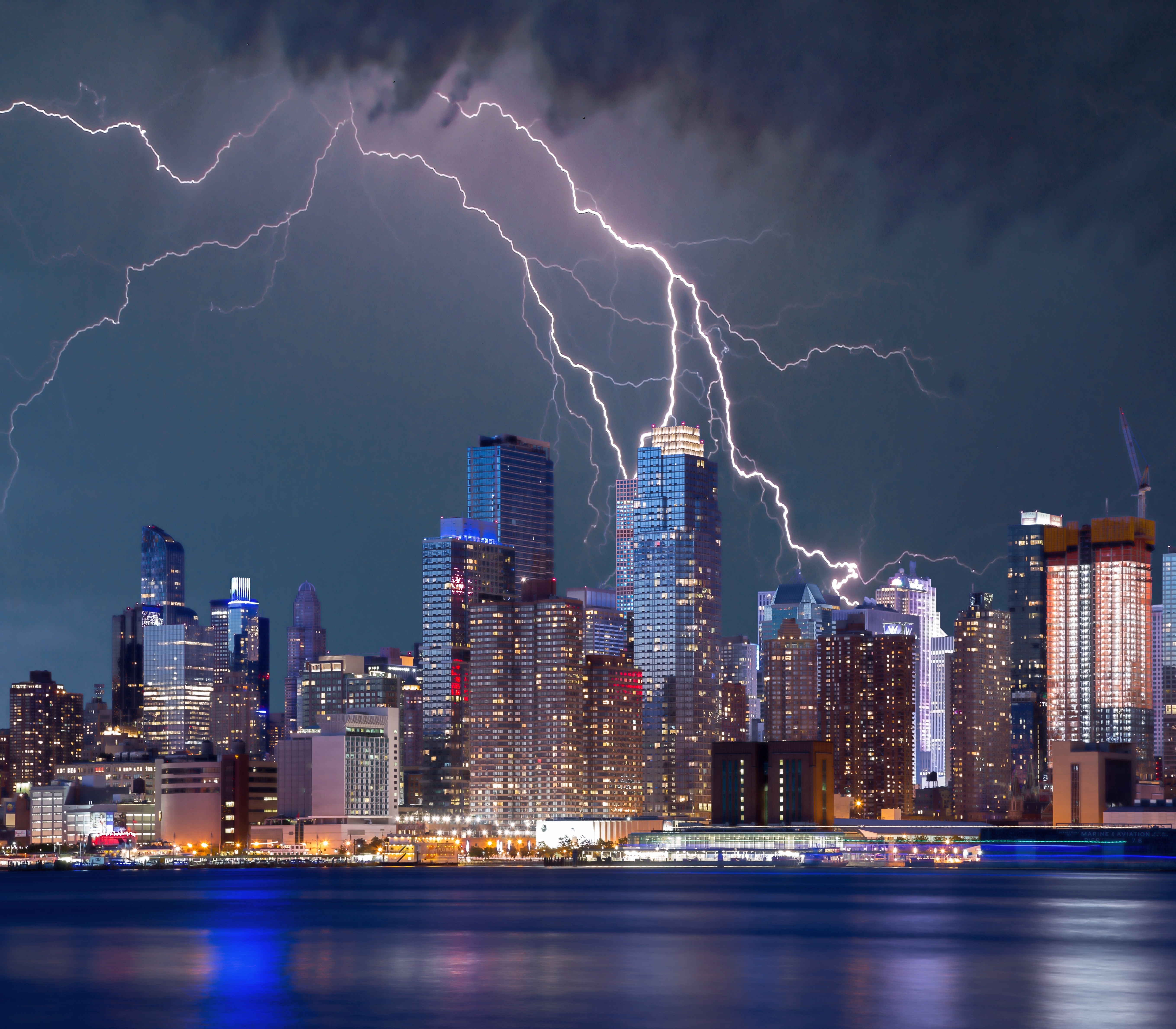 Free photo A thunderstorm over New York City