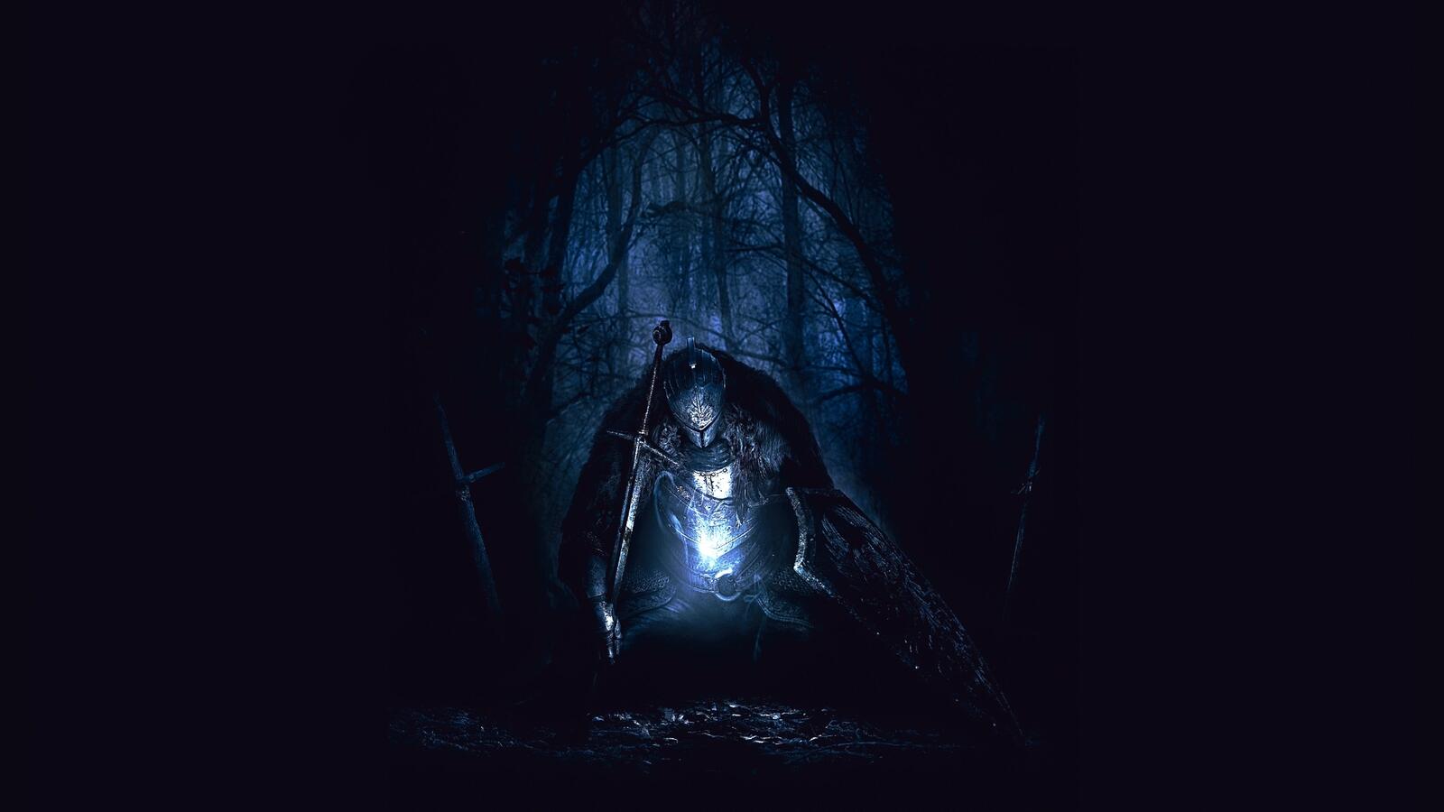 Бесплатное фото Рыцарь в доспехах и мечом В тёмном мрачном лесу