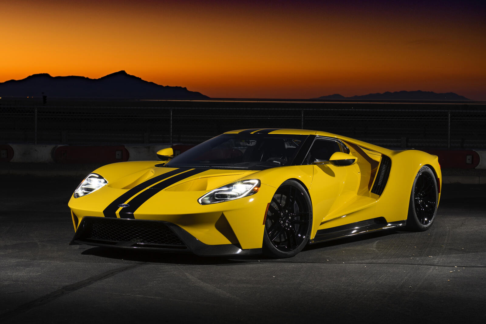Free photo Yellow ford gt 2017 at night
