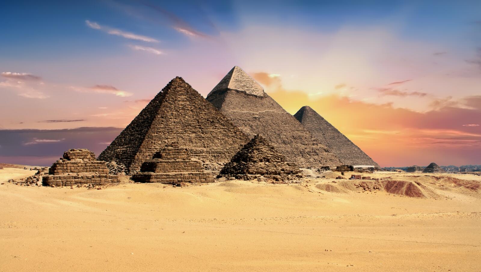 Free photo Egyptian pyramids at sunset
