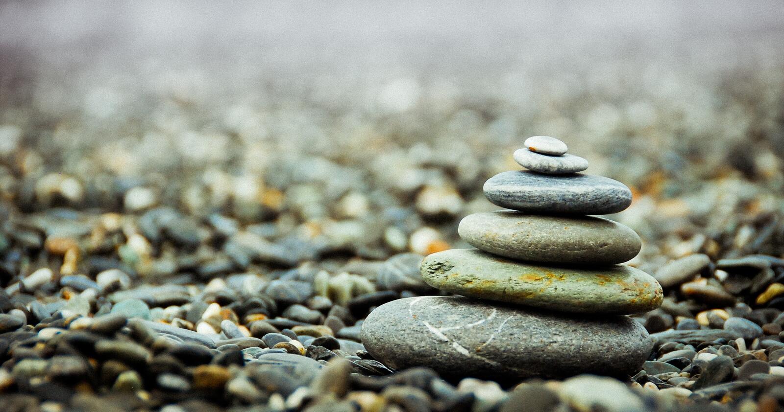 Free photo Pebbles stacked in the shape of a pyramid.