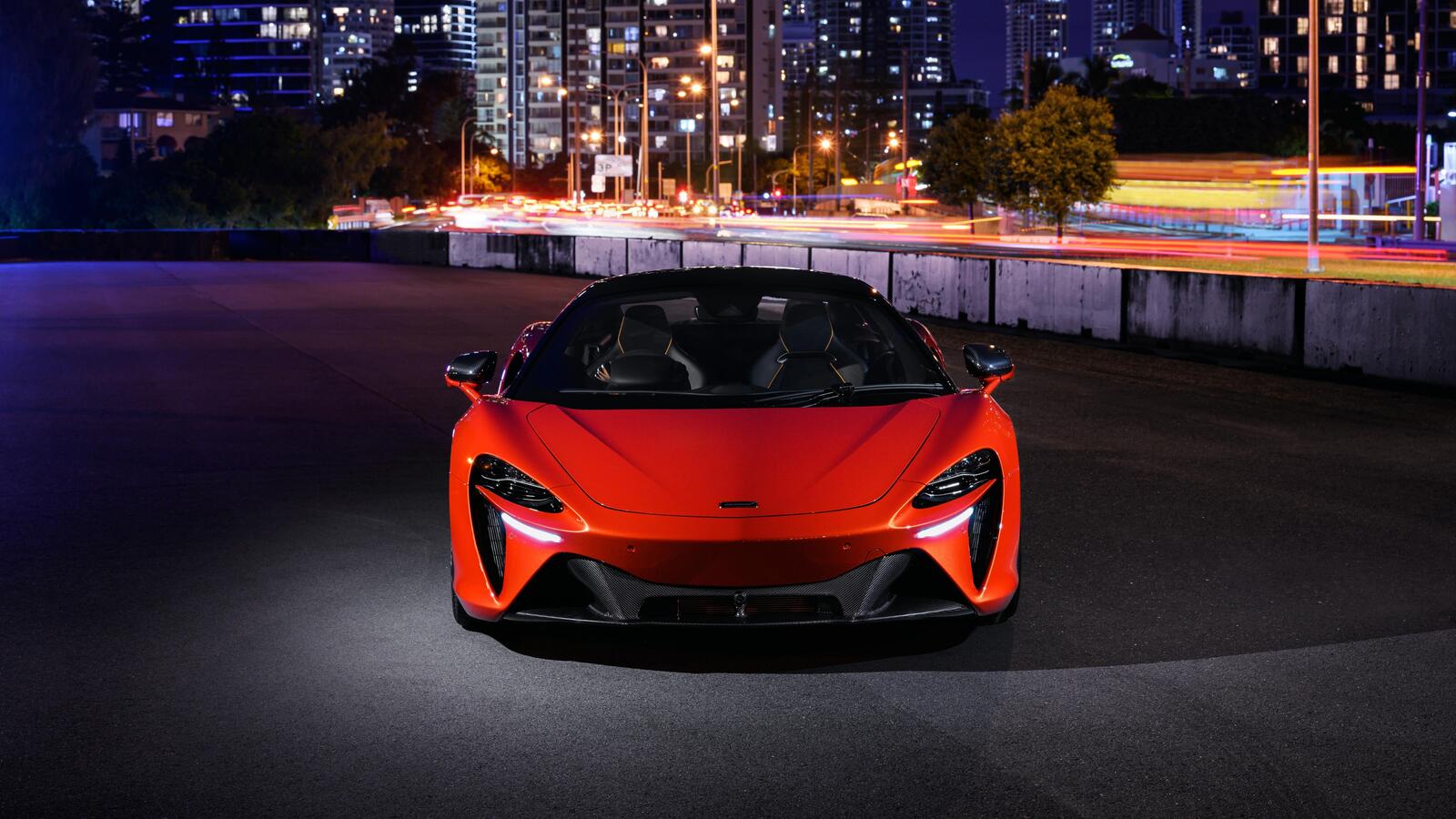 Бесплатное фото McLaren Artura красного цвета в ночное время суток
