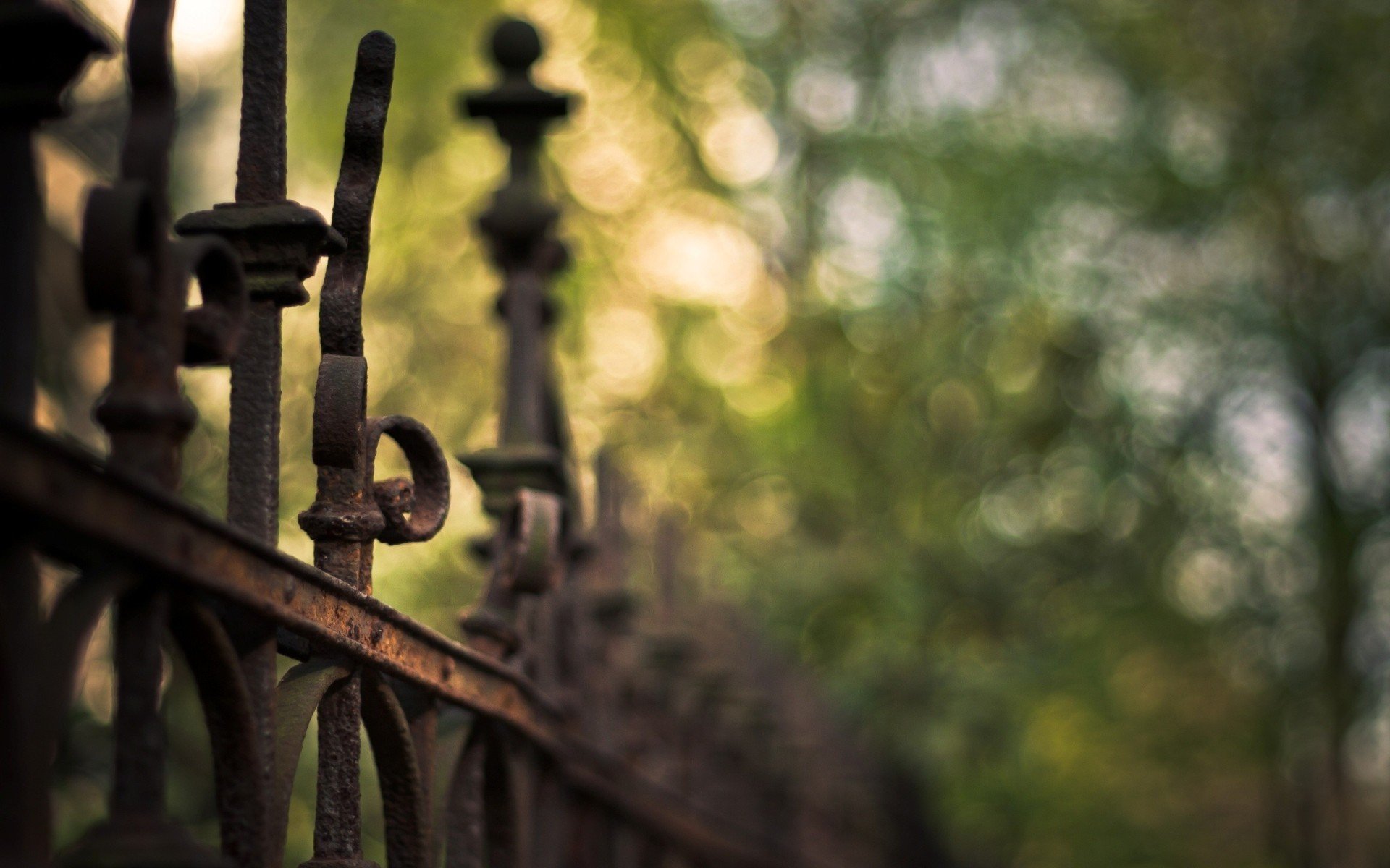Бесплатное фото Ржавый старинный забор