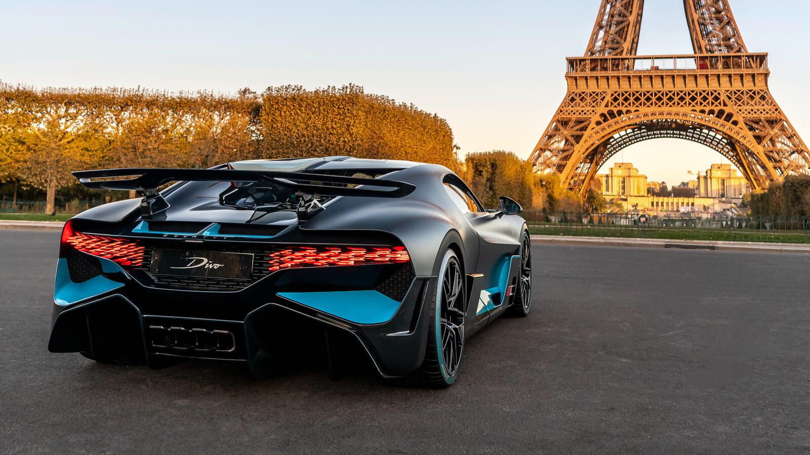 Бесплатное фото Bugatti Divo на фоне эйфелевой башни