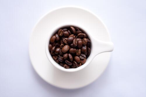Чашка наполненная кофейными зернами