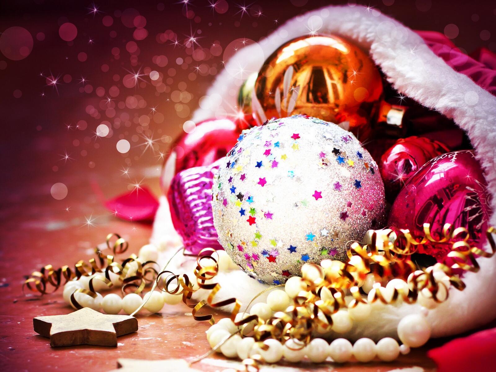Бесплатное фото Новогодний шарик украшенный звездочками