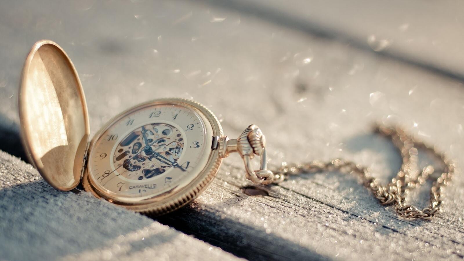 Free photo Pocket watch on wooden background