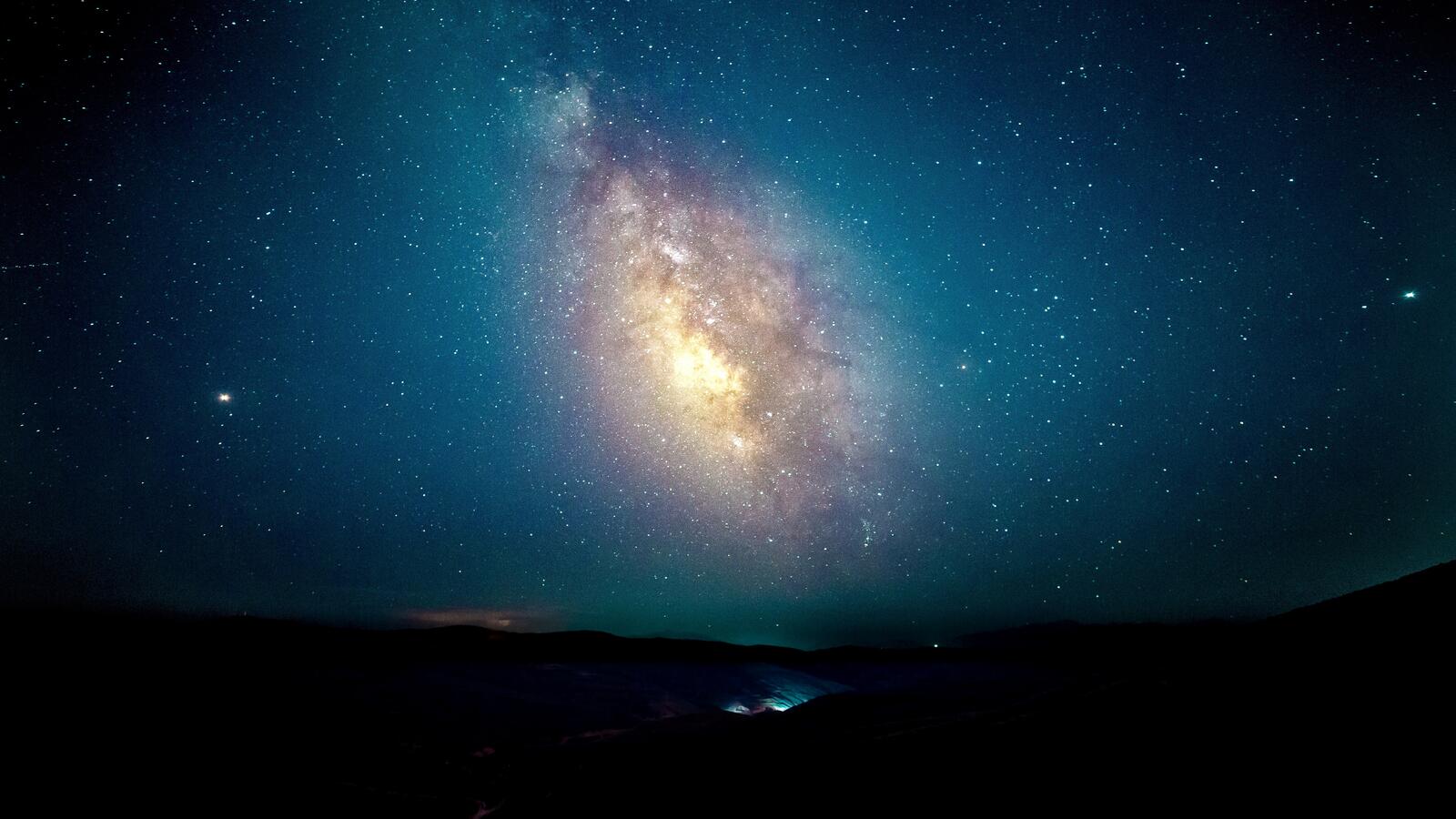 Бесплатное фото Наблюдение за скоплением звезд млечного пути с Земли