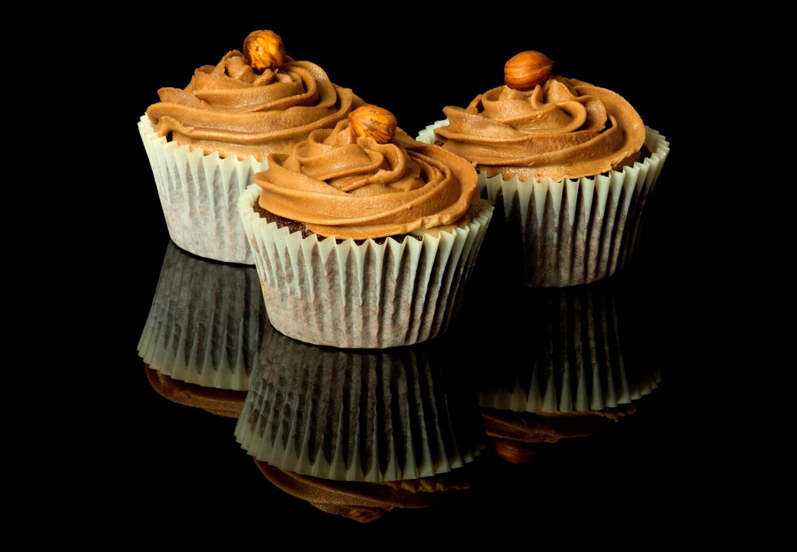 Free photo Chocolate cupcakes stand on black glass