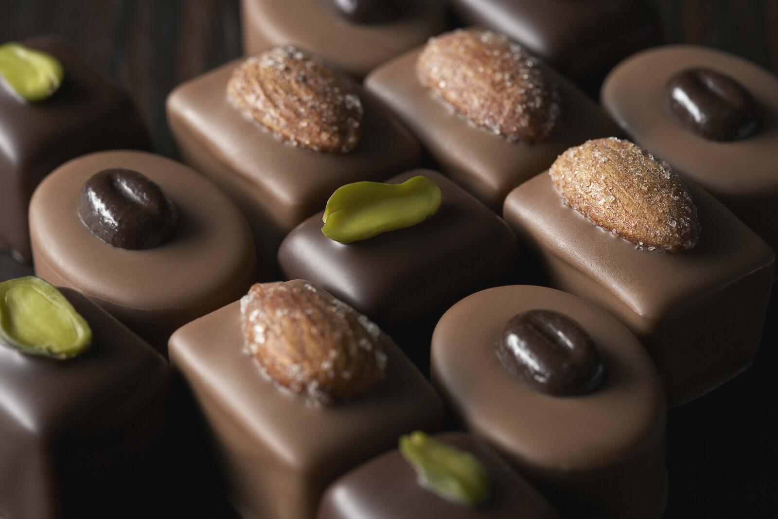 Бесплатное фото Шоколадные конфеты с разными орехами