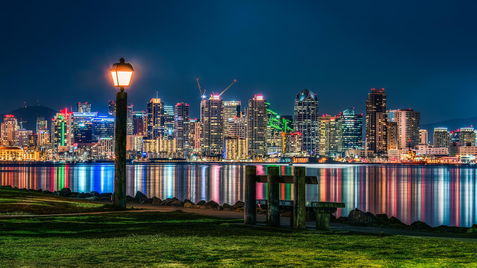 Бесплатное фото Скамейка с фонарем у берега залива в Сан-Диего