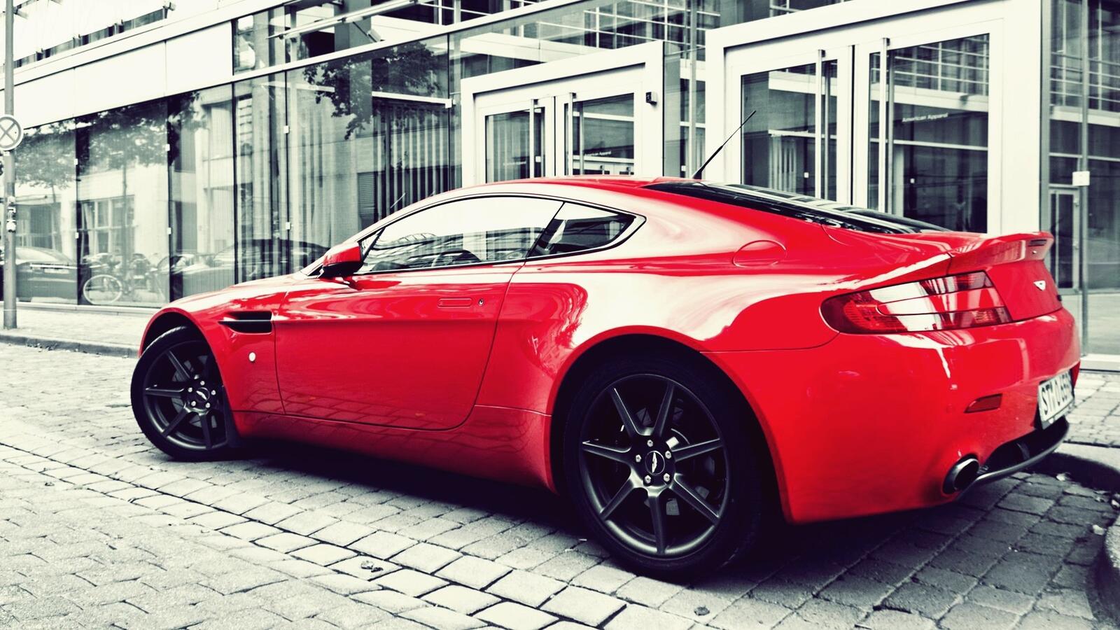 Бесплатное фото Красный Aston Martin Vantage на монохромном фото