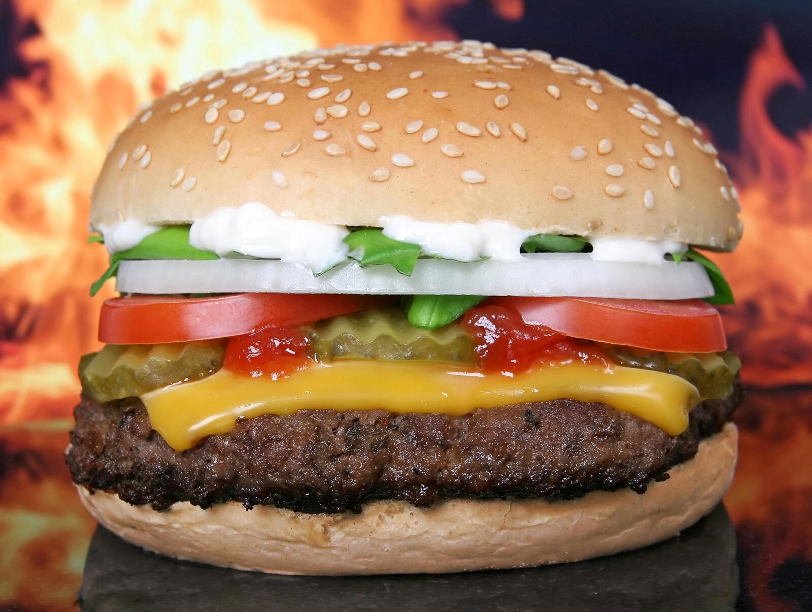Бесплатное фото Гамбургер со свиной котлетой крупным планом