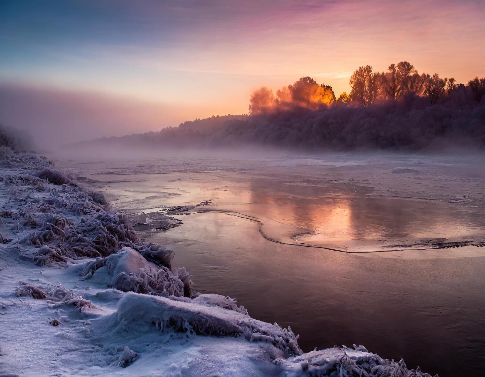 Free photo A frosty morning over the river in winter