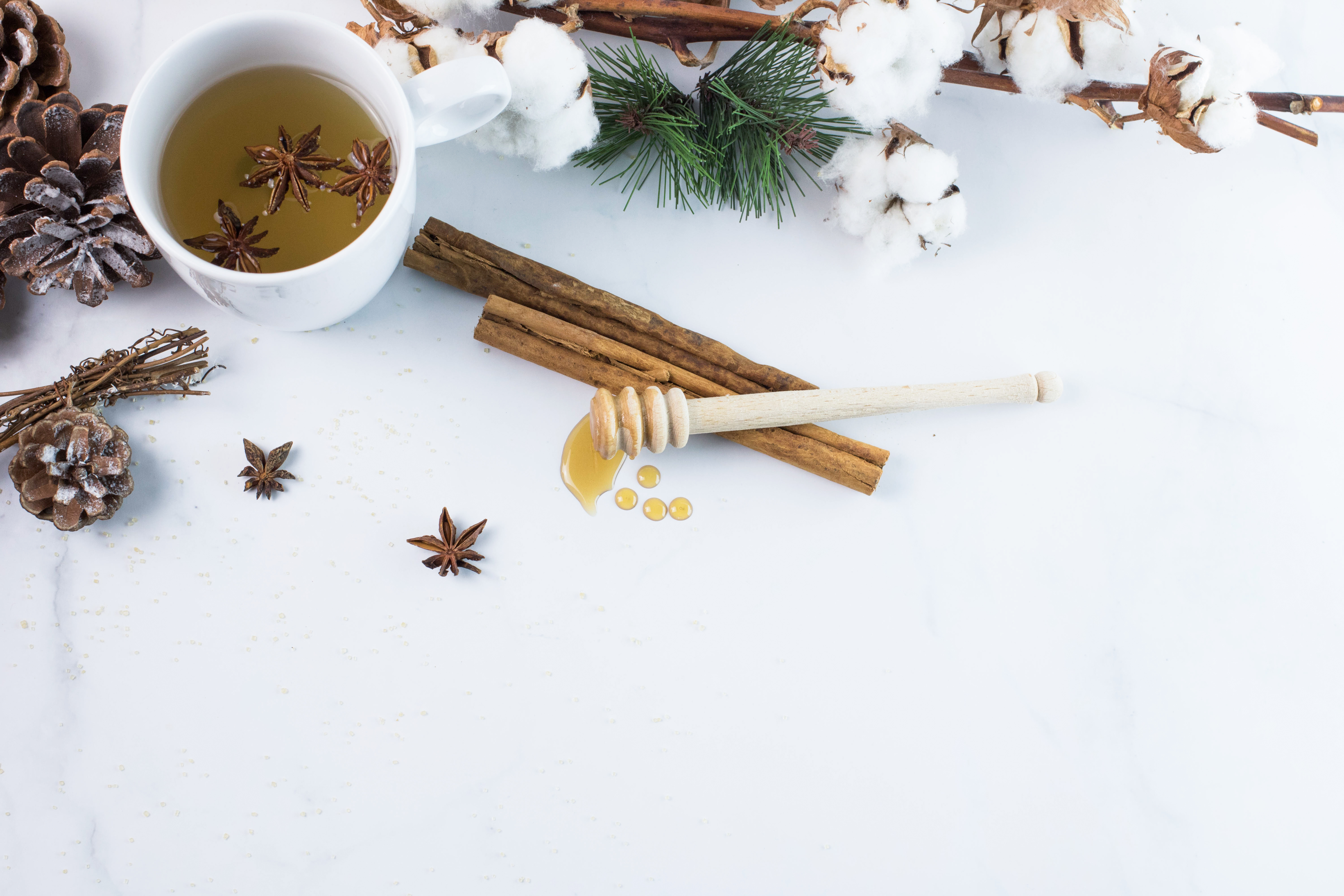Free photo Tea with honey and New Year`s atmosphere