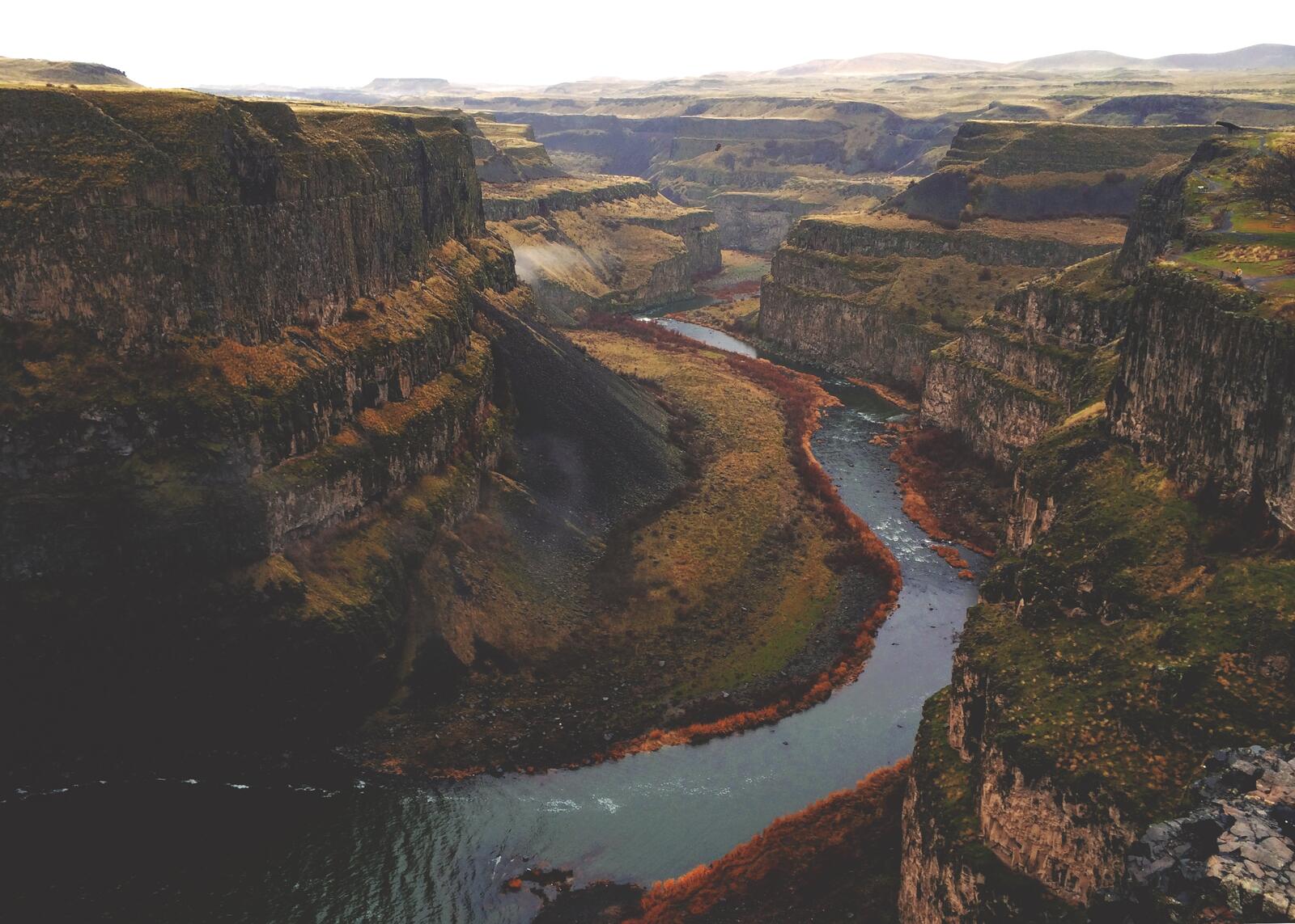 Бесплатное фото Река в дикой местности проходящая между скал