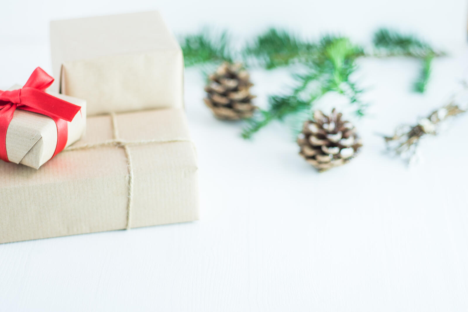 Бесплатное фото Новогодние подарочные коробочки с еловыми шишками