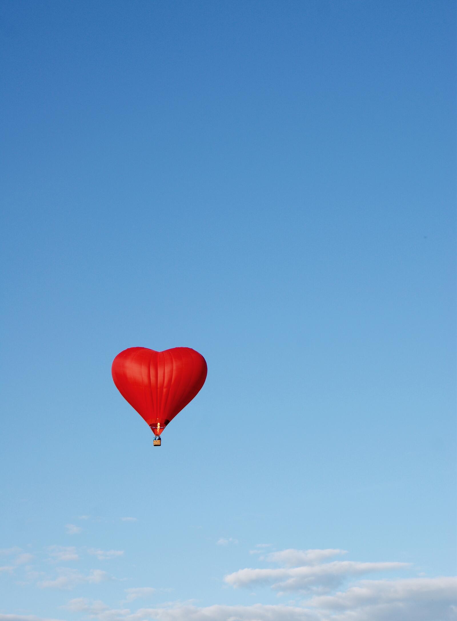 Free photo Wallpaper with a red balloon in the shape of a heart