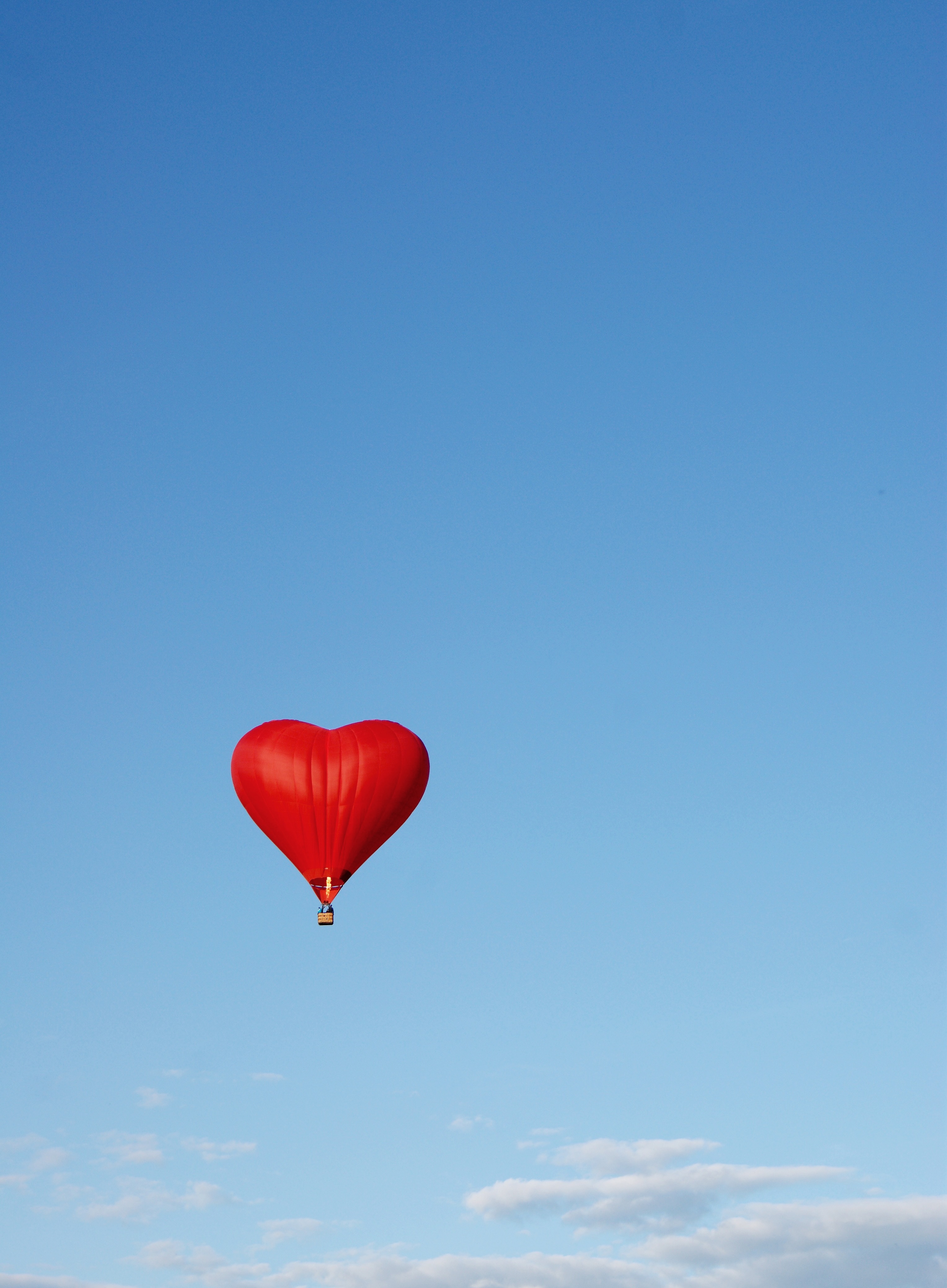 Free photo Wallpaper with a red balloon in the shape of a heart